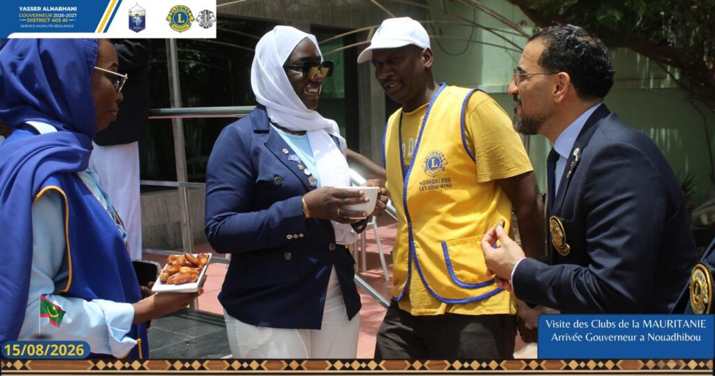 À son arrivée à Nouadhibou, le Gouverneur est accueilli par des membres du club en gilet, qui lui présentent un plateau de bienvenue.