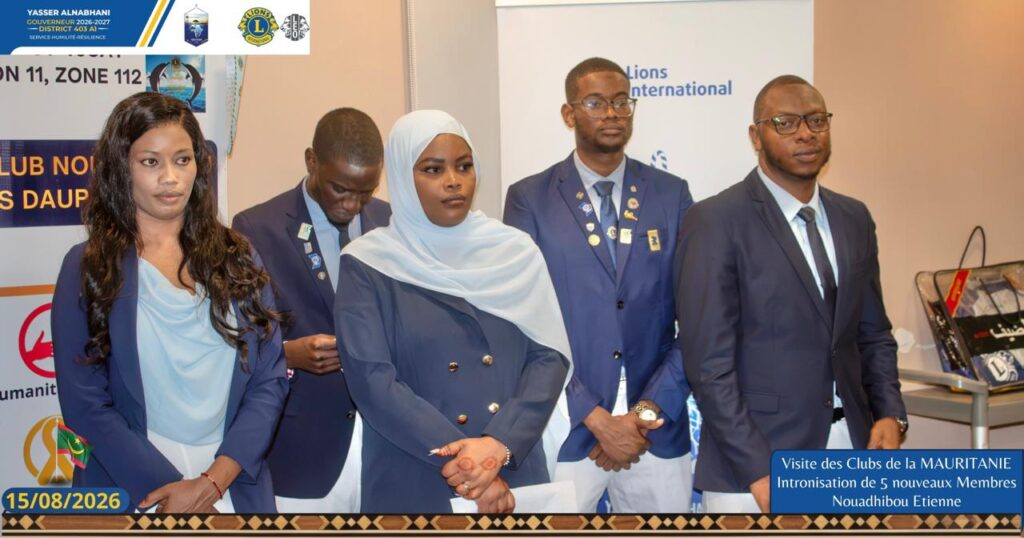 Les membres du Lions Club Nouadhibou les Dauphins réunis devant le drapeau mauritanien.