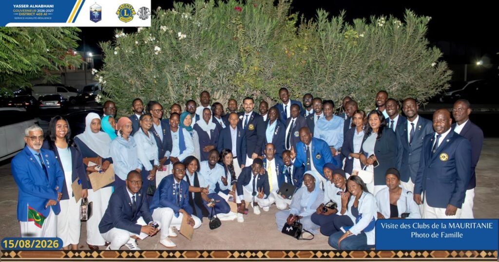 Photo de famille de la visite : une cinquantaine de Lions et de Leo réunis en soirée à Nouadhibou.