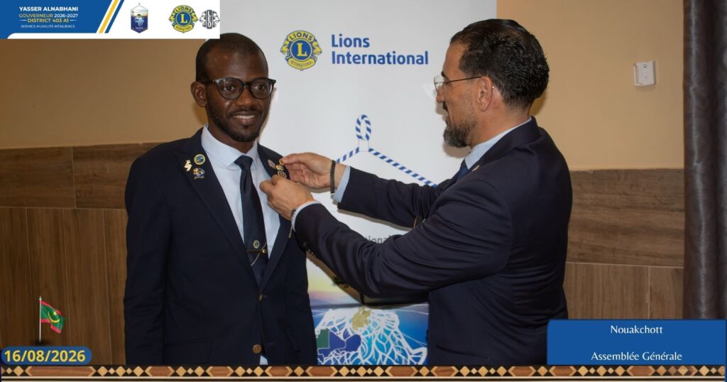 Remise d'un insigne pendant l'assemblée générale de Nouakchott.