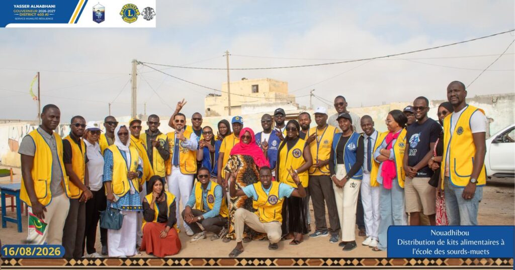 Les membres Lions et Leo réunis devant l'école des sourds-muets de Nouadhibou, après la distribution de kits alimentaires.